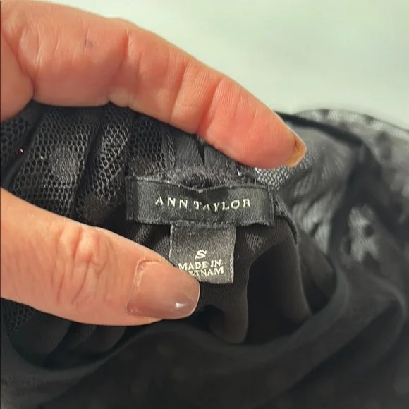 Ann Taylor Black Sleeveless Lace detail blouse Sz S - Picture 5 of 6